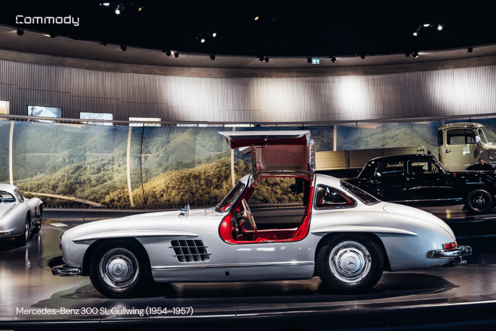 Mercedes-Benz 300 SL iš šono su pakeltomis durimis