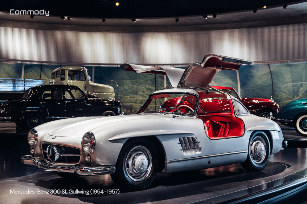 Mercedes-Benz 300 SL Gullwing iš priekio su pakeltomis durimis